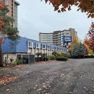 *** Motel District By Oyo Convention Center United States